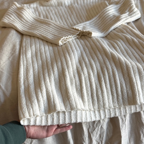 ABERCROMBIE White Turtleneck Sweater - Picture 4 of 4